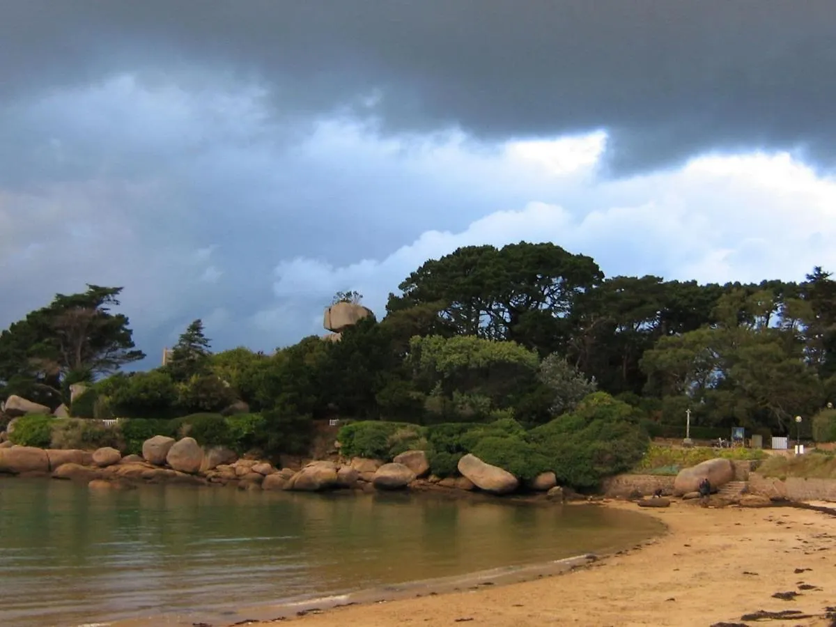 Tasteful Holiday Home In Plouvara With Garden Saint-Donan